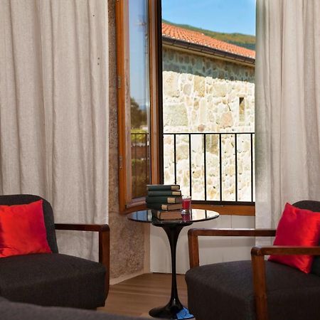 Os Lambrans Guest House Padron Exterior photo